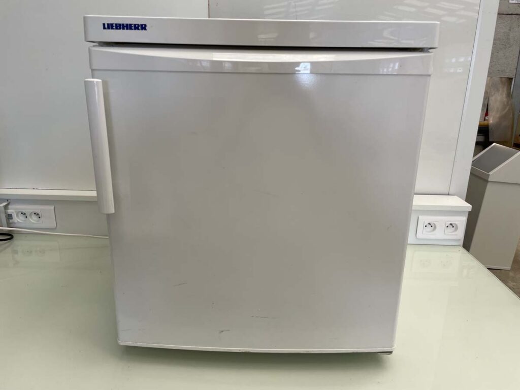Réfrigérateur bas d&rsquo;occasion – Liebherr KX101 – 102L – Provenance laboratoire pharmaceutique - Image 1