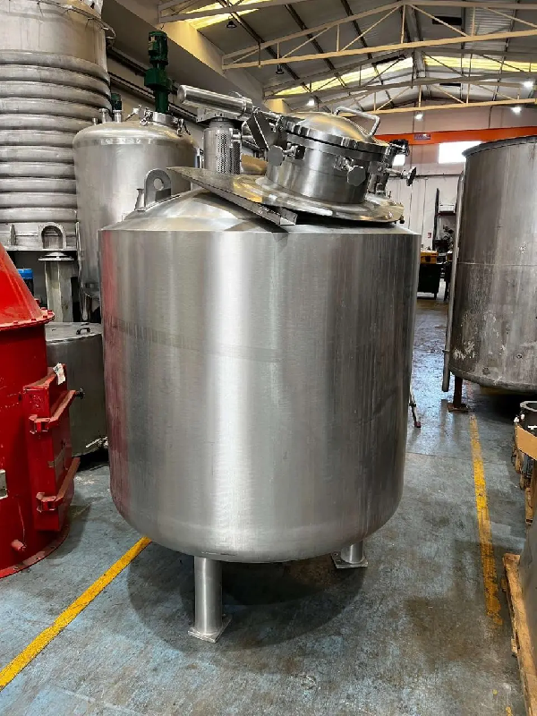 Réacteur inox d&rsquo;occasion 2350 litres avec agitation et demi tige – référence                        :                         c7558 1